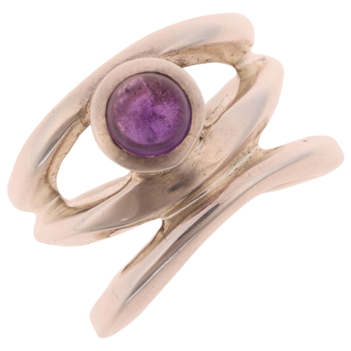 1603 - A sterling silver amethyst abstract band ring, set with round cabochon amethyst, setting height 14.6... 