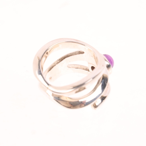 1603 - A sterling silver amethyst abstract band ring, set with round cabochon amethyst, setting height 14.6... 