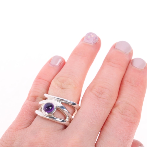 1603 - A sterling silver amethyst abstract band ring, set with round cabochon amethyst, setting height 14.6... 