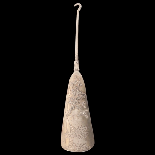 1777 - A Chinese export silver combination shoe horn/button hook, retailed by Luen Hing, circa 1910, with A... 