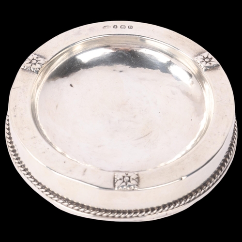 1802 - An Arts and Crafts George V silver ashtray, Albert Edward Jones, Birmingham 1928, circular form with... 