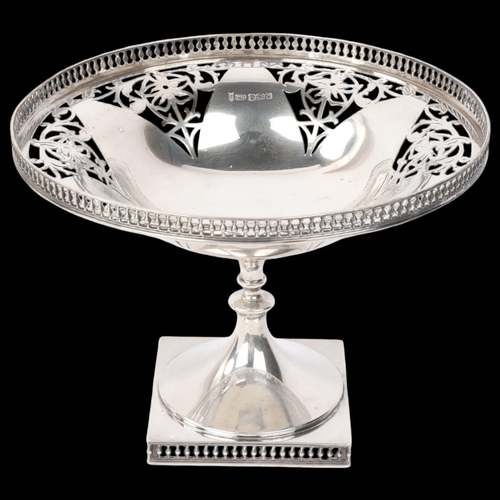 1816 - A George V silver table centre tazza, Joseph Rodgers & Sons Ltd, Sheffield 1920, circular form with ... 