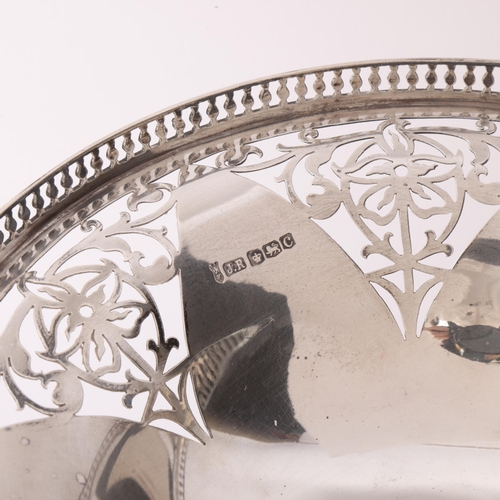 1816 - A George V silver table centre tazza, Joseph Rodgers & Sons Ltd, Sheffield 1920, circular form with ... 