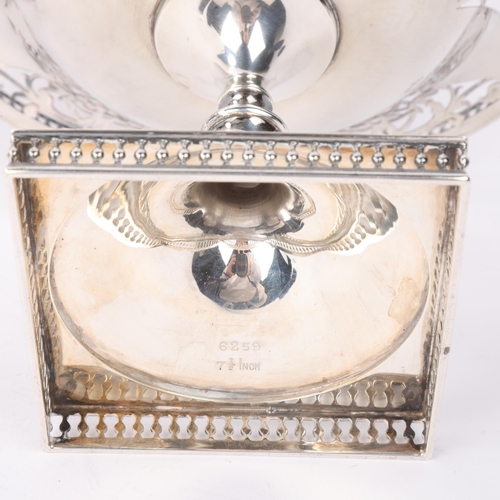 1816 - A George V silver table centre tazza, Joseph Rodgers & Sons Ltd, Sheffield 1920, circular form with ... 