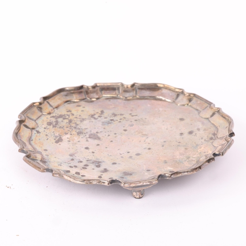 1824 - A late Victorian silver salver, Pairpoint Brothers, London 1900, circular form with scalloped rim ra... 