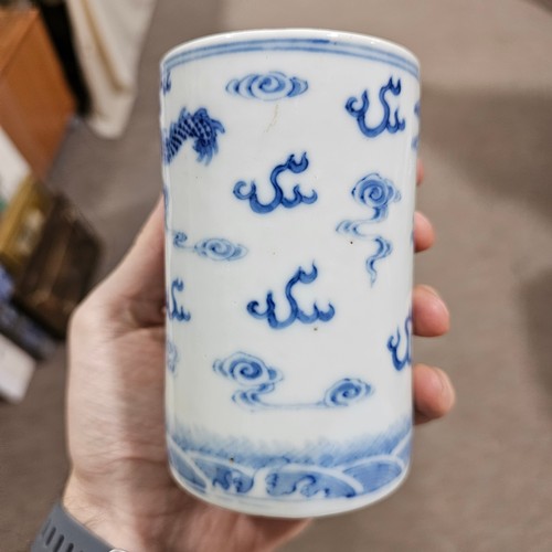 147 - A Chinese blue and white porcelain brush pot, Qing Dynasty with Qianlong mark, height 12cm, diameter... 