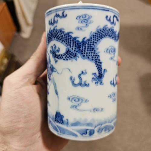 147 - A Chinese blue and white porcelain brush pot, Qing Dynasty with Qianlong mark, height 12cm, diameter... 