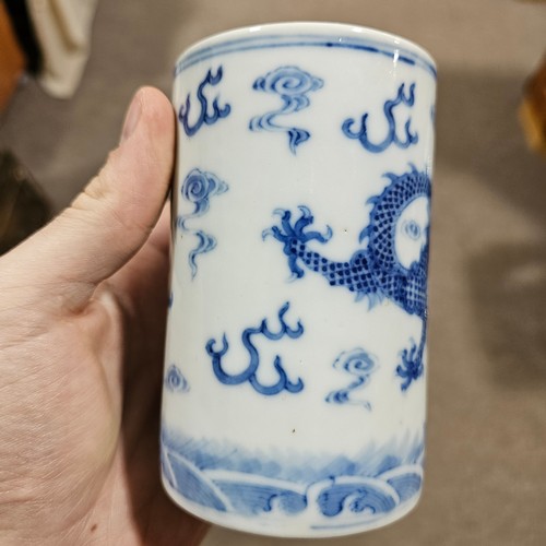 147 - A Chinese blue and white porcelain brush pot, Qing Dynasty with Qianlong mark, height 12cm, diameter... 