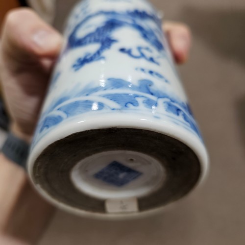 147 - A Chinese blue and white porcelain brush pot, Qing Dynasty with Qianlong mark, height 12cm, diameter... 