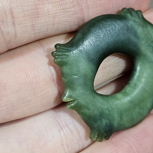 52 - New Zealand Maori Pounamou green stone parrot leg ring, length 4cm