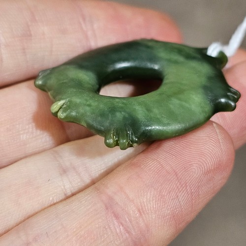 52 - New Zealand Maori Pounamou green stone parrot leg ring, length 4cm