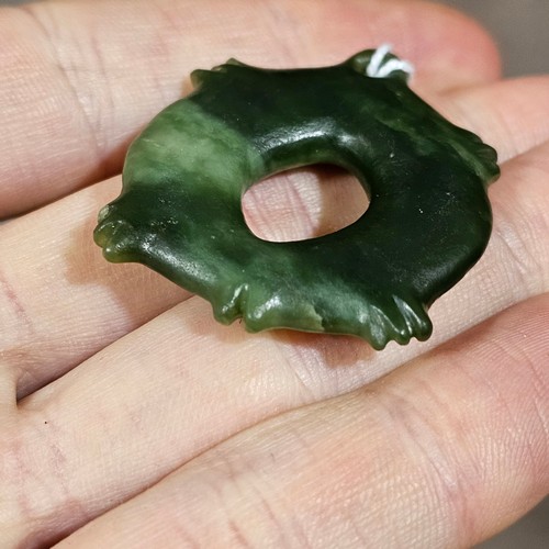 52 - New Zealand Maori Pounamou green stone parrot leg ring, length 4cm