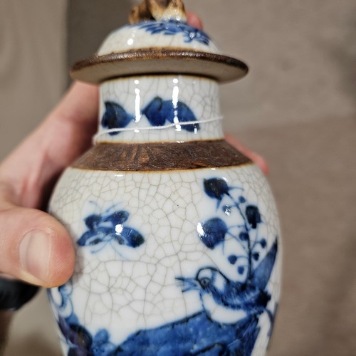 95 - 4 pieces of Chinese blue and white porcelain, including a pair of jars and covers, height 26cm (4)