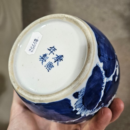 95 - 4 pieces of Chinese blue and white porcelain, including a pair of jars and covers, height 26cm (4)