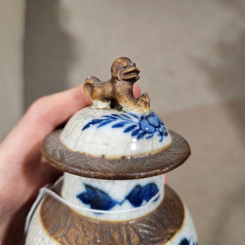 95 - 4 pieces of Chinese blue and white porcelain, including a pair of jars and covers, height 26cm (4)