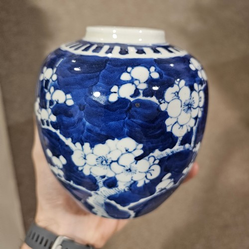 95 - 4 pieces of Chinese blue and white porcelain, including a pair of jars and covers, height 26cm (4)