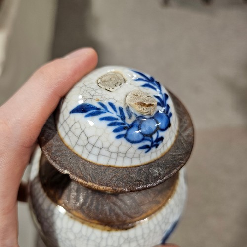 95 - 4 pieces of Chinese blue and white porcelain, including a pair of jars and covers, height 26cm (4)