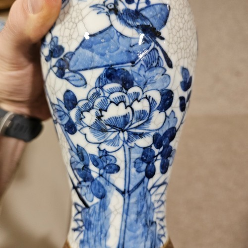 95 - 4 pieces of Chinese blue and white porcelain, including a pair of jars and covers, height 26cm (4)