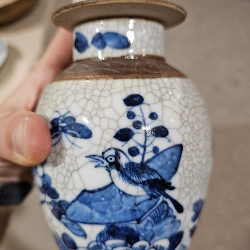 95 - 4 pieces of Chinese blue and white porcelain, including a pair of jars and covers, height 26cm (4)