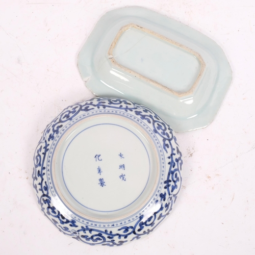 195 - A small Chinese blue and white porcelain rectangular plate, length 19cm, and a circular blue and whi... 