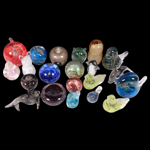 215 - A group of glass paperweights and animals, including Murano, Mdina duck, penguin, etc (21)