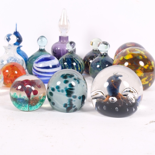 216 - A group of various glass paperweights, including Mdina, a Valetta scent bottle, etc (17)