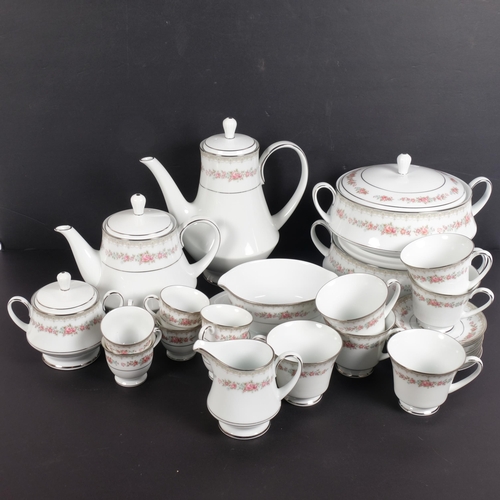 224 - An extensive contemporary Noritake dinner service in Roselane pattern, for 6 people, including turee... 