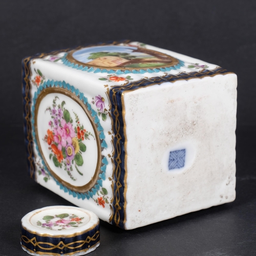 592 - A porcelain tea caddy in 'Dalhousie' pattern finished in gold, bearing Dr Wall Worcester mark, H11cm