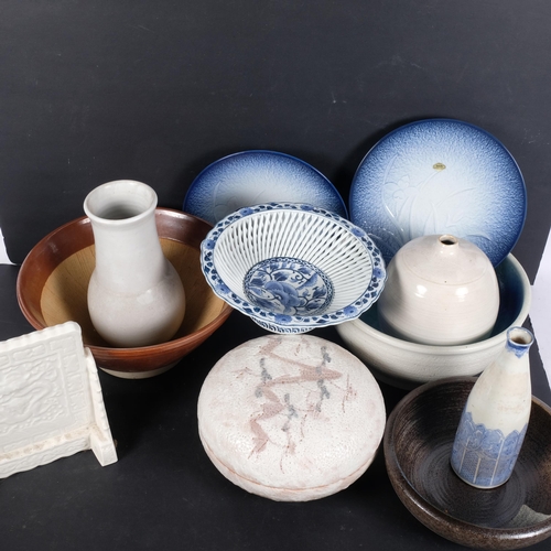 604 - Japanese porcelain bowls, pottery bowls and vases, etc