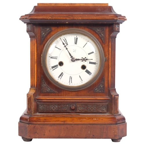 636 - A Vintage American 2-train mantel clock in carved wood case, H35cm