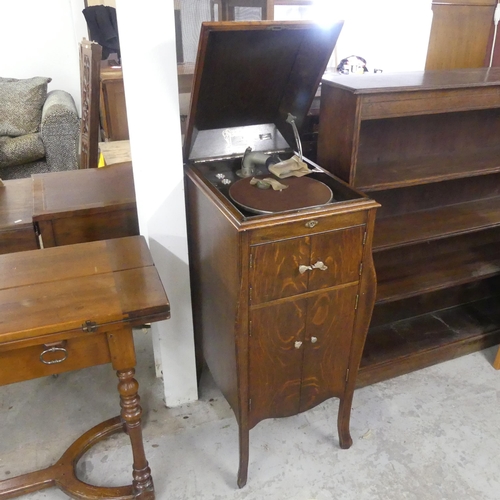 2674 - HMV - An early 20th century oak cased gramophone, with label for Harrods, and a quantitiy of records... 