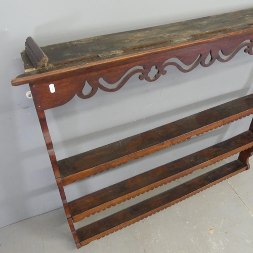 2706 - An antique oak hanging plate rack.
Width 127cm, height 112cm, depth 19cm.