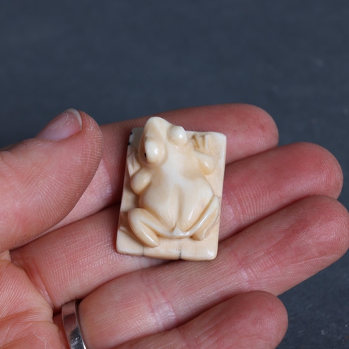 3159 - Netsuke: Frog, carved from Mammoth tusk ivory
Exquisitely carved from this ~15,000 year old material... 