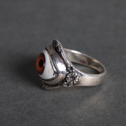 3171 - Jewellery: Silver Ring with Glass eye. 
With brown coloured iris.