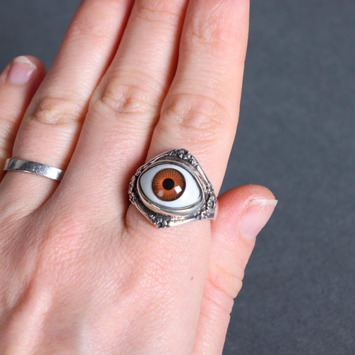 3171 - Jewellery: Silver Ring with Glass eye. 
With brown coloured iris.