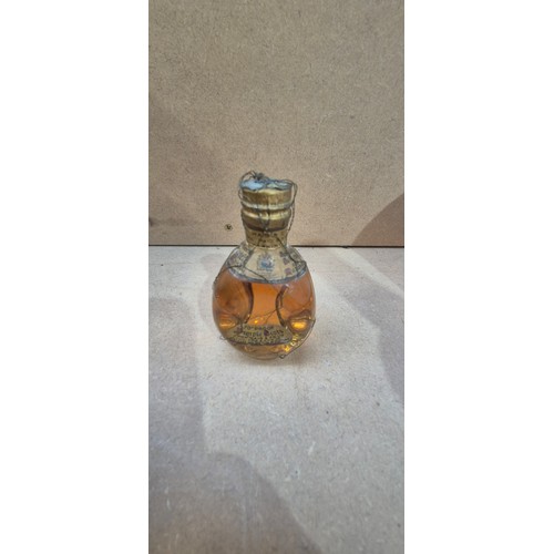 404 - A graduated set of 5 dimple bottles of Haig Scotch Whisky, largest one quart