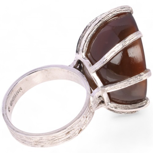 65 - A Vintage Banded Agate 'Cup' Ring, 

circa 1970s, the round polished concave cup-shaped banded agate... 