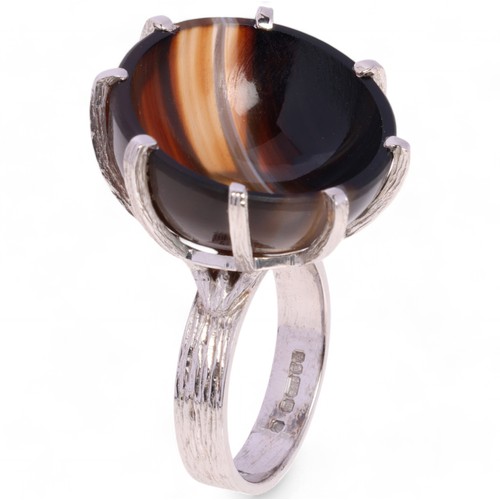 65 - A Vintage Banded Agate 'Cup' Ring, 

circa 1970s, the round polished concave cup-shaped banded agate... 