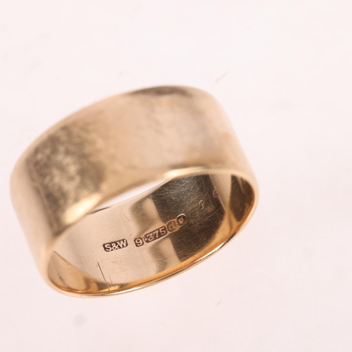 1231 - A 9ct gold wedding band ring, maker S&W, London 1959, band width 9.5mm, size T, 5.4g