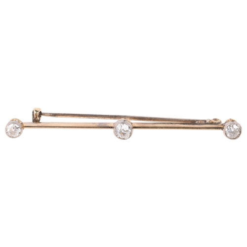 1249 - An Antique 14ct gold three stone diamond bar brooch, set with old European-cut diamonds, total diamo... 