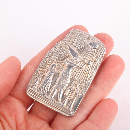 1461 - An Egyptian silver 'Pharaoh Akhenaten And Family Worshipping The Aten' brooch/pendant, 51.9mm, 17.4g