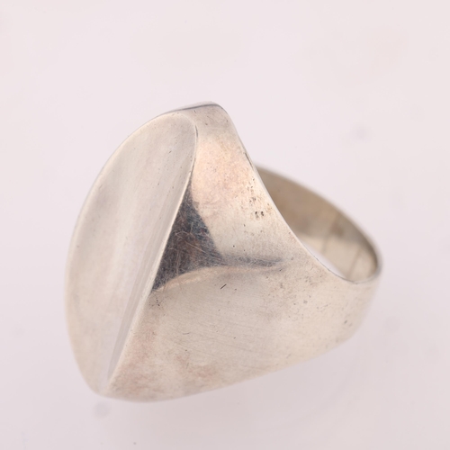 1481 - CHRISTIAN VEILSKOV - a Danish modernist sterling silver abstract ring, plain oval concave form, sett... 