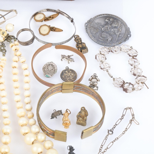 1591 - Various jewellery, including pearl necklace, hunting design tie clip, etc