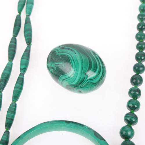 1443 - Various malachite jewellery, including necklace, bangle and polished egg