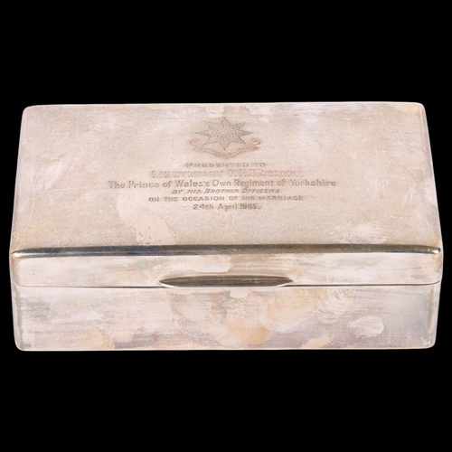 1621 - An Elizabeth II silver cigarette box, Deakin & Francis, Birmingham 1964, rectangular form with dome ... 