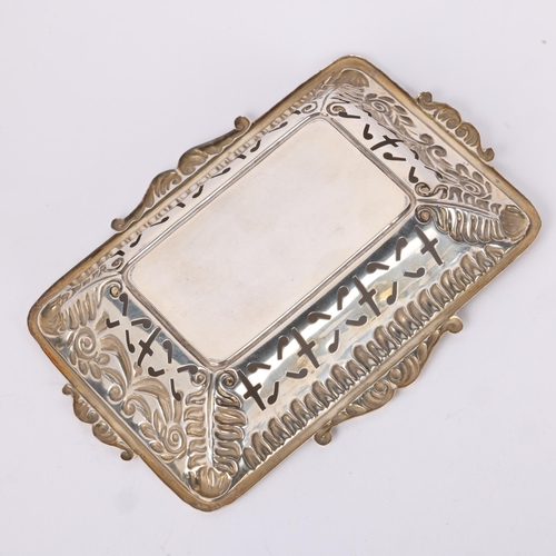 1623 - An Edwardian silver bon bon basket, Walker & Hall, Birmingham 1904, rectangular form with relief emb... 