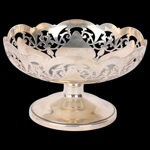 1625 - A George V silver pedestal bon bon basket, Cooper Brothers & Sons, Sheffield 1934, circular form wit... 