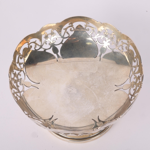 1625 - A George V silver pedestal bon bon basket, Cooper Brothers & Sons, Sheffield 1934, circular form wit... 