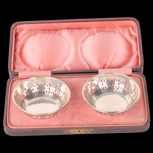 1631 - A cased pair of George V silver sweetmeat baskets, Levi & Salaman, Birmingham 1921, circular form wi... 