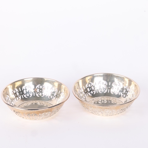 1631 - A cased pair of George V silver sweetmeat baskets, Levi & Salaman, Birmingham 1921, circular form wi... 